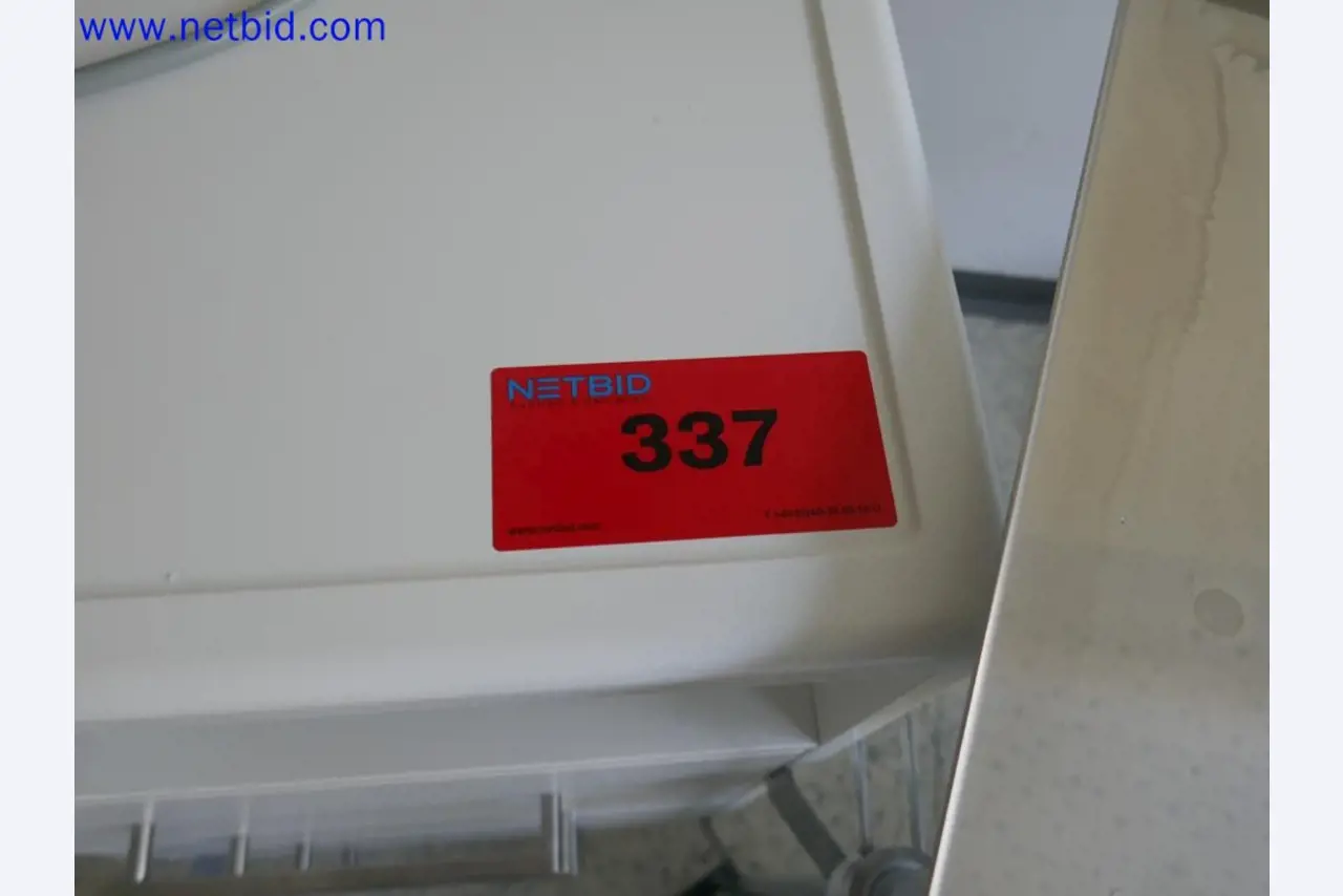 Medizinisch technische Geräte, Einrichtung und Mobiliar eines Krankenhauses-6