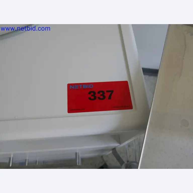 Medizinisch technische Geräte, Einrichtung und Mobiliar eines Krankenhauses-6