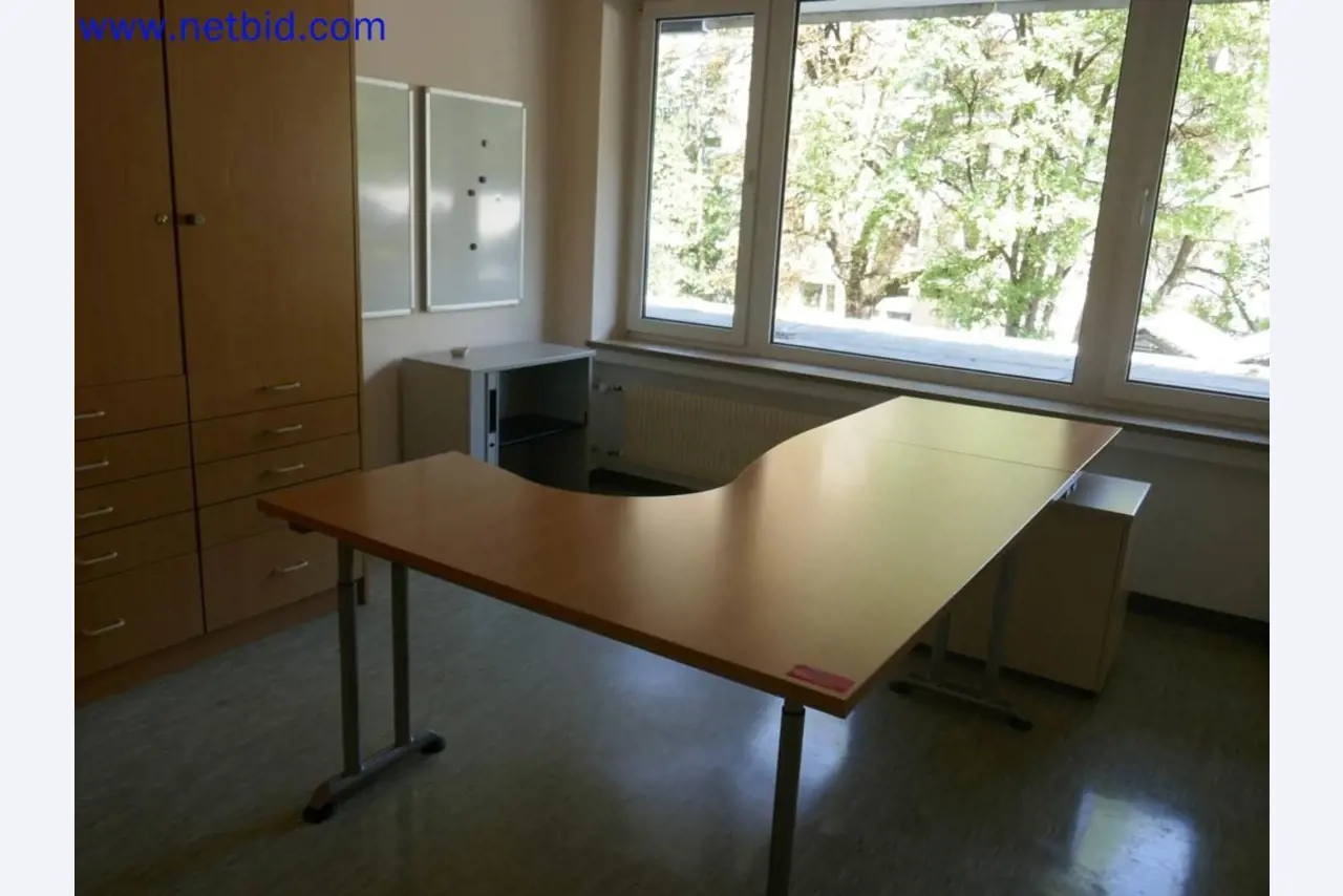 Medyczne urządzenia techniczne, wyposażenie i meble szpitalne-1