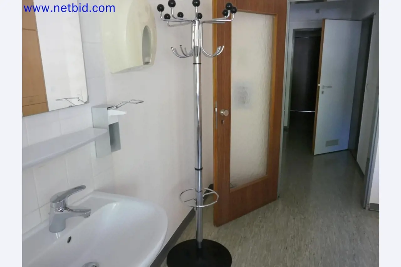 Medyczne urządzenia techniczne, wyposażenie i meble szpitalne-3