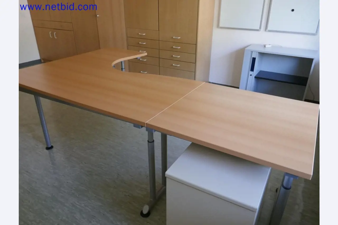 Medyczne urządzenia techniczne, wyposażenie i meble szpitalne-4