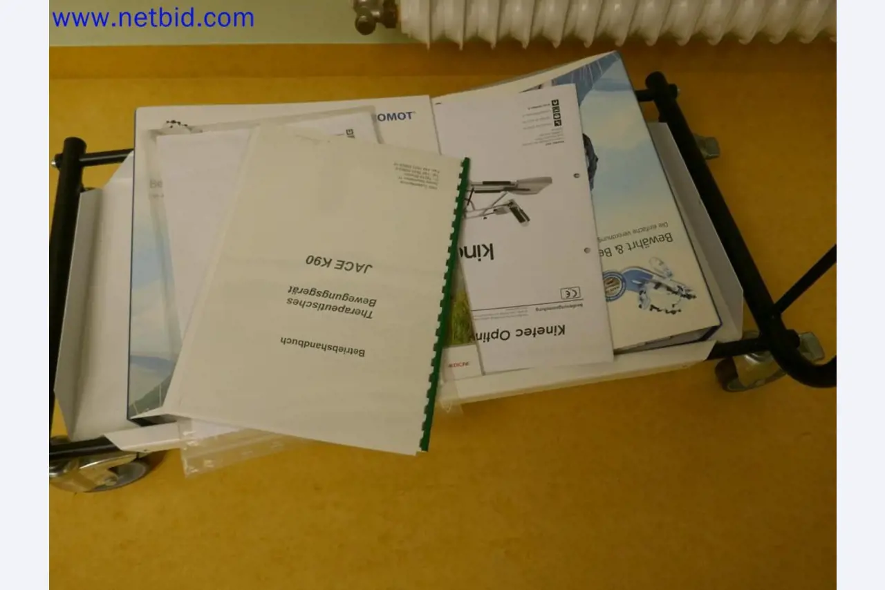 Medizinisch technische Geräte, Einrichtung und Mobiliar eines Krankenhauses-12