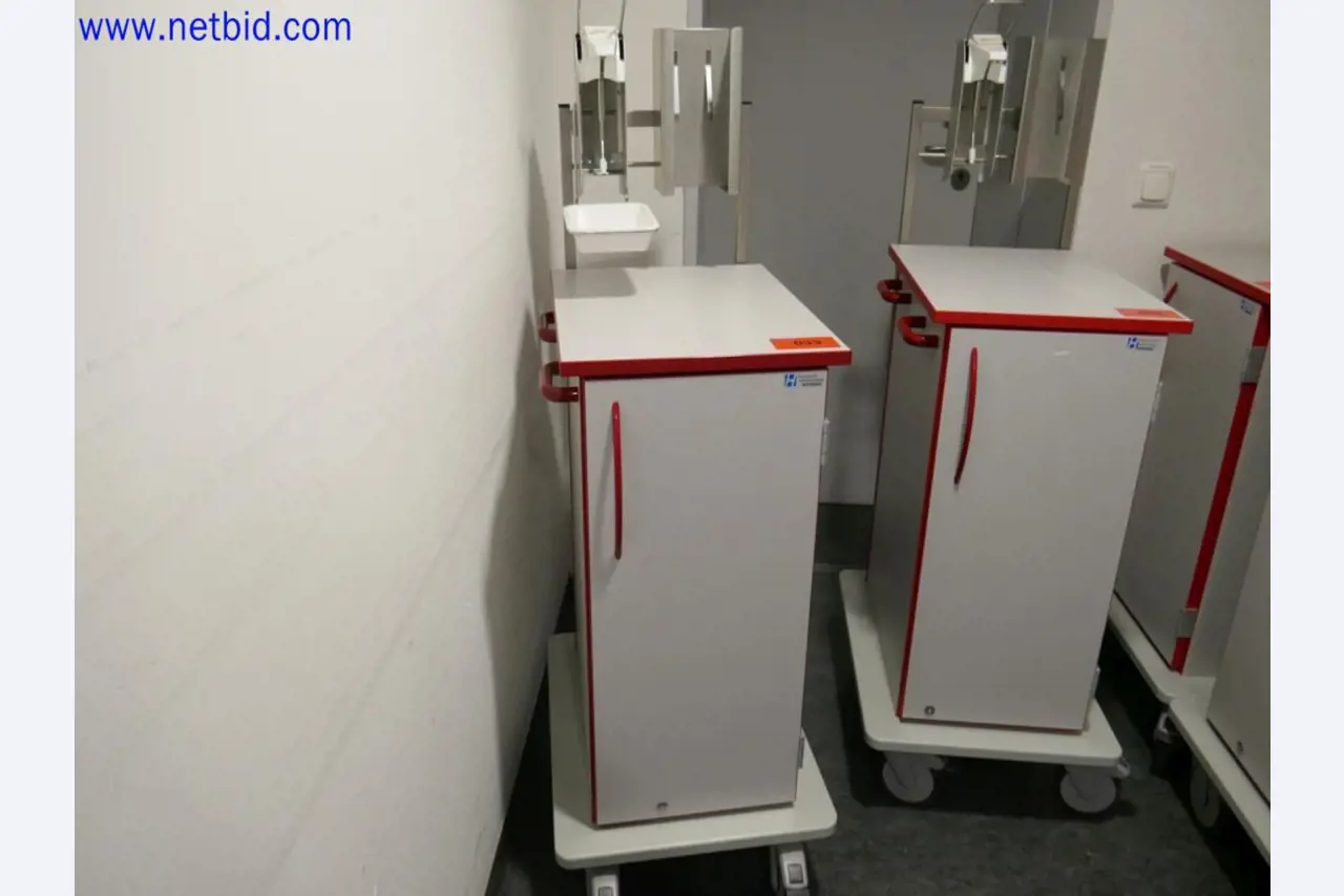 Medizinisch technische Geräte, Einrichtung und Mobiliar eines Krankenhauses-1