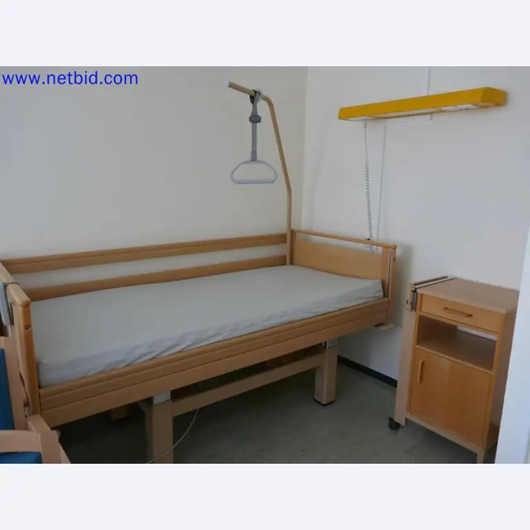 Medyczne urządzenia techniczne, wyposażenie i meble szpitalne-1