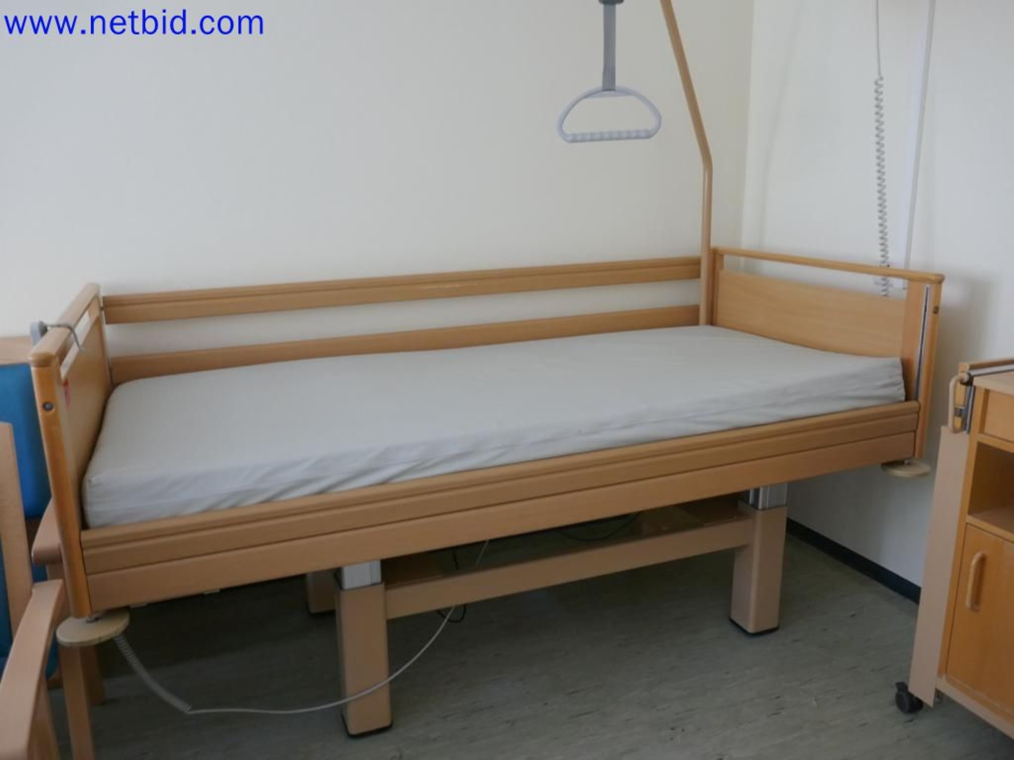 Medyczne urządzenia techniczne, wyposażenie i meble szpitalne-2