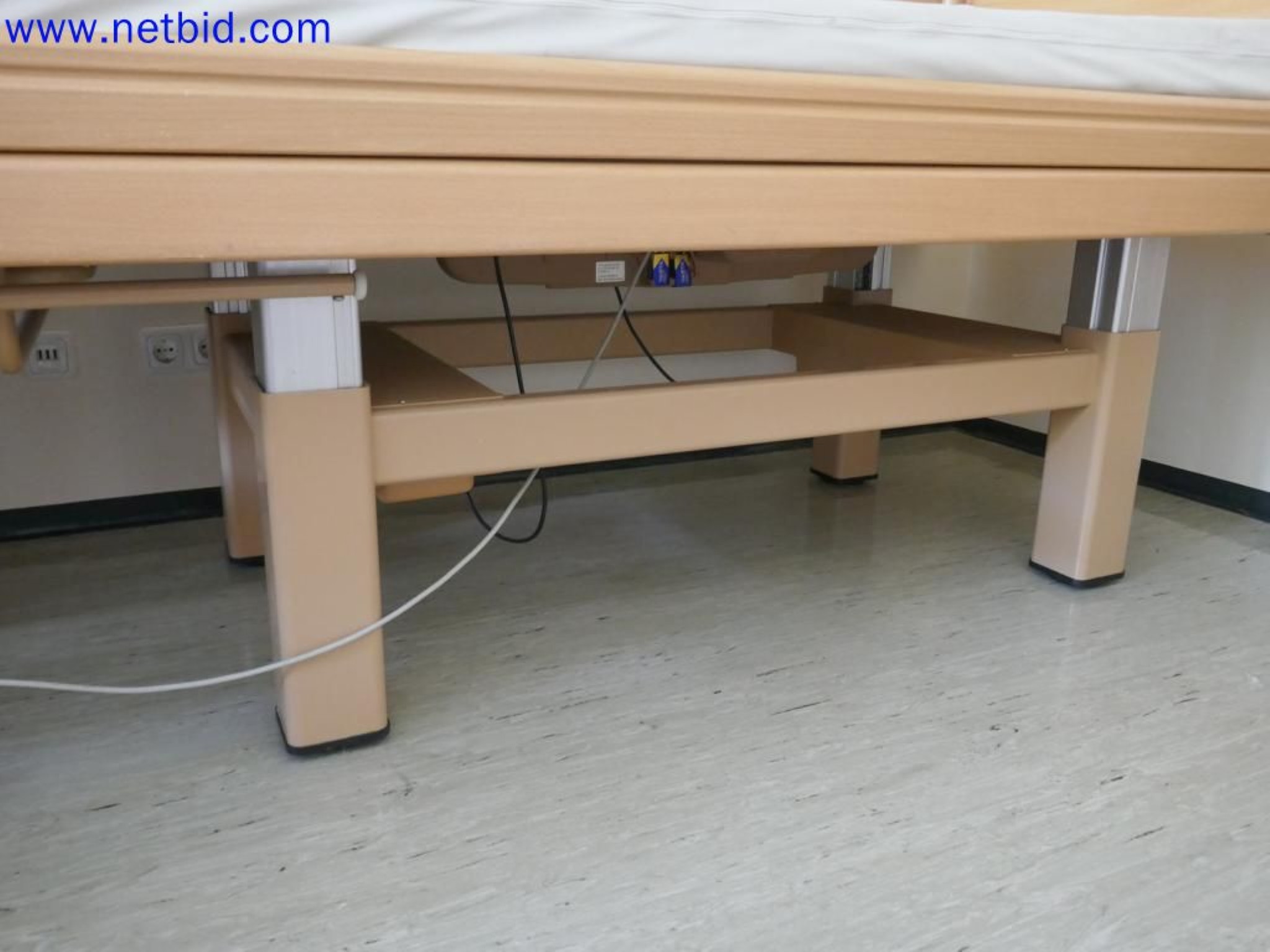 Medyczne urządzenia techniczne, wyposażenie i meble szpitalne-4