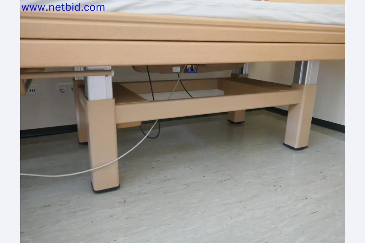 Medyczne urządzenia techniczne, wyposażenie i meble szpitalne-4