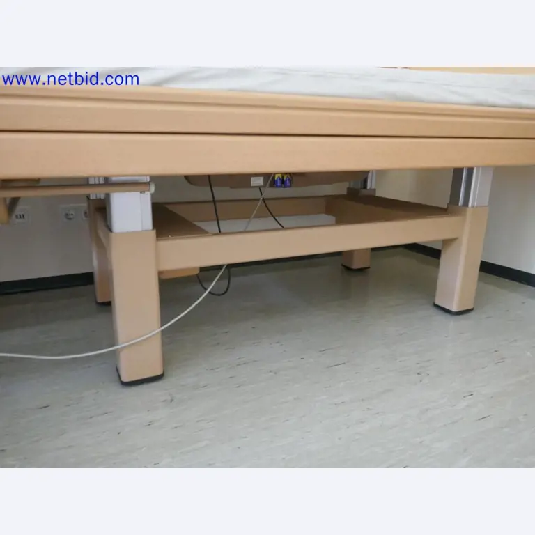 Medyczne urządzenia techniczne, wyposażenie i meble szpitalne-4