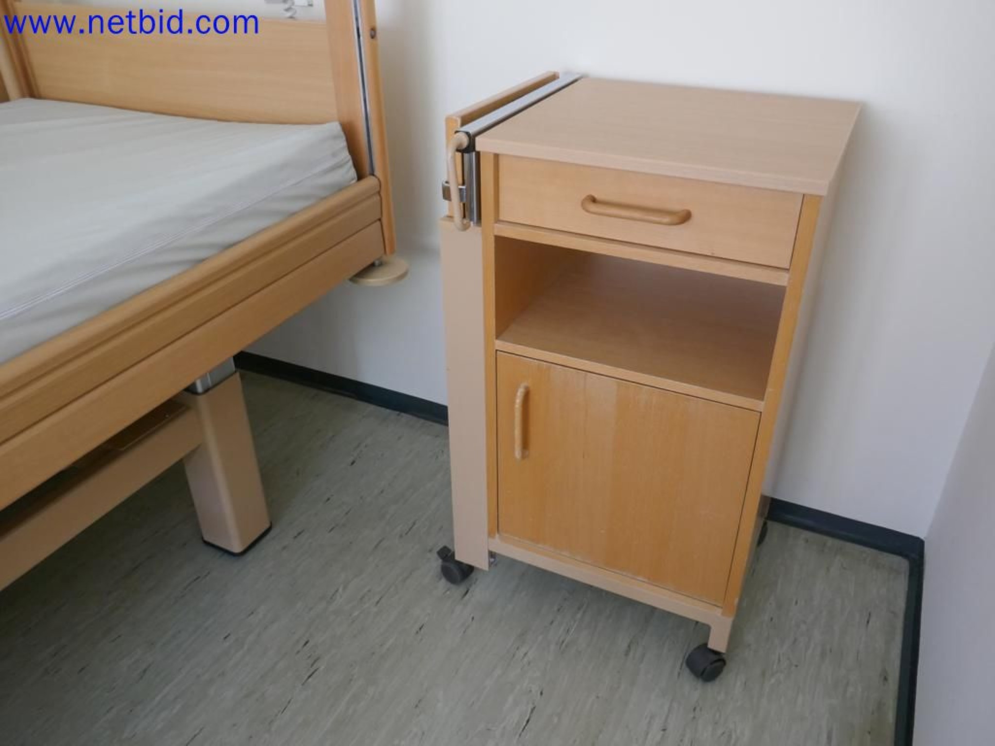 Medyczne urządzenia techniczne, wyposażenie i meble szpitalne-5