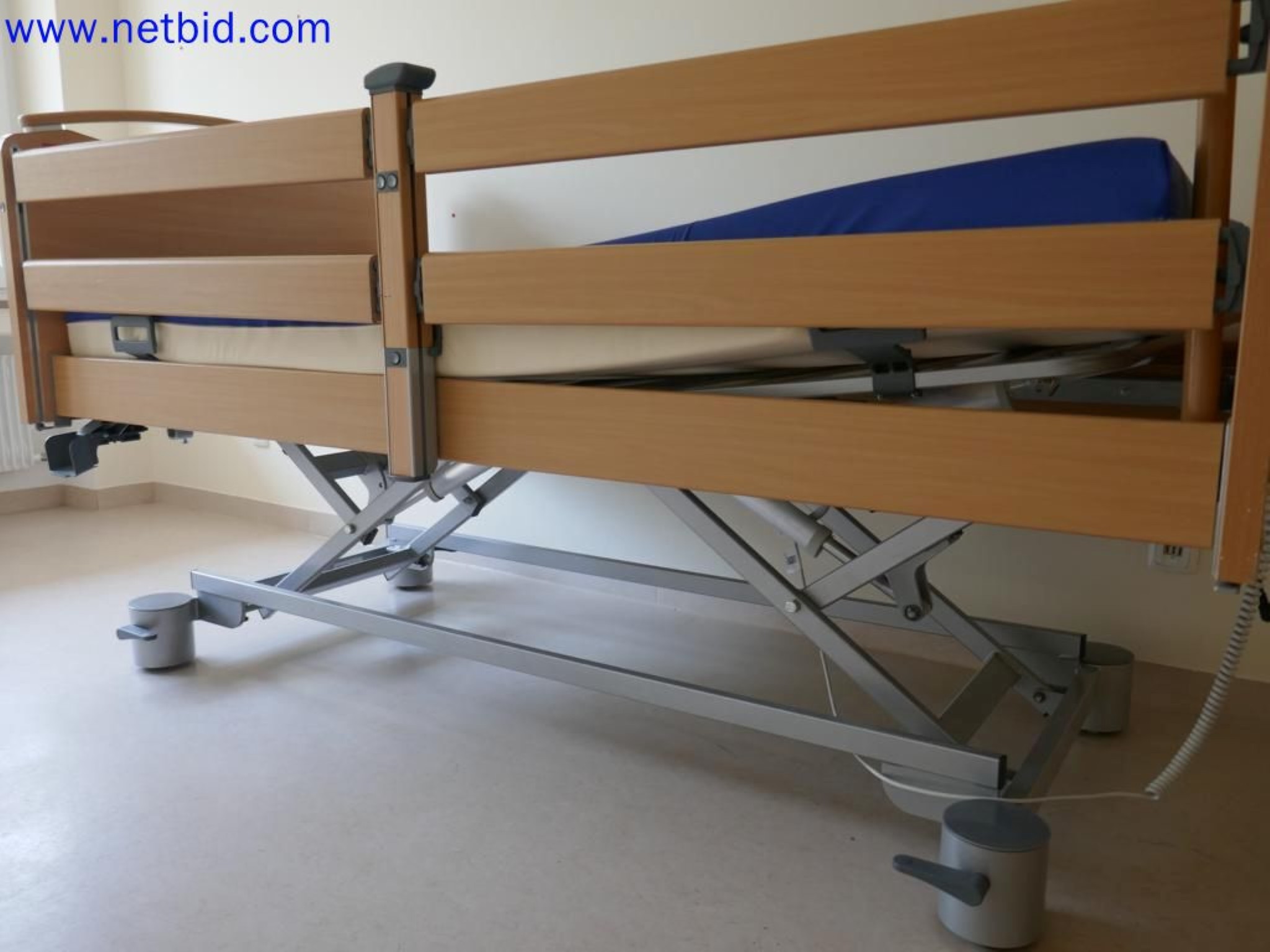 Medyczne urządzenia techniczne, wyposażenie i meble szpitalne-3