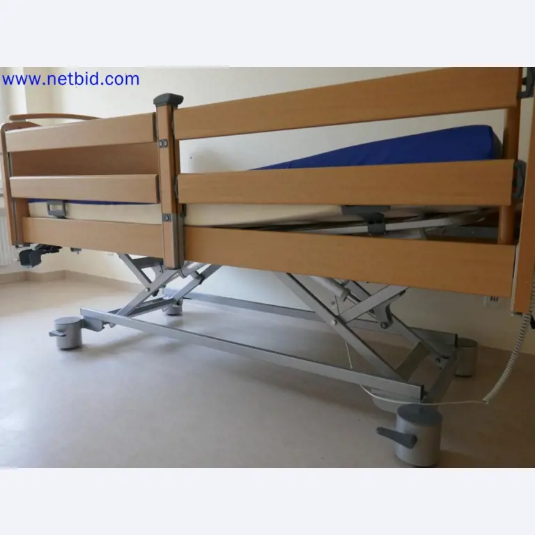 Medyczne urządzenia techniczne, wyposażenie i meble szpitalne-3