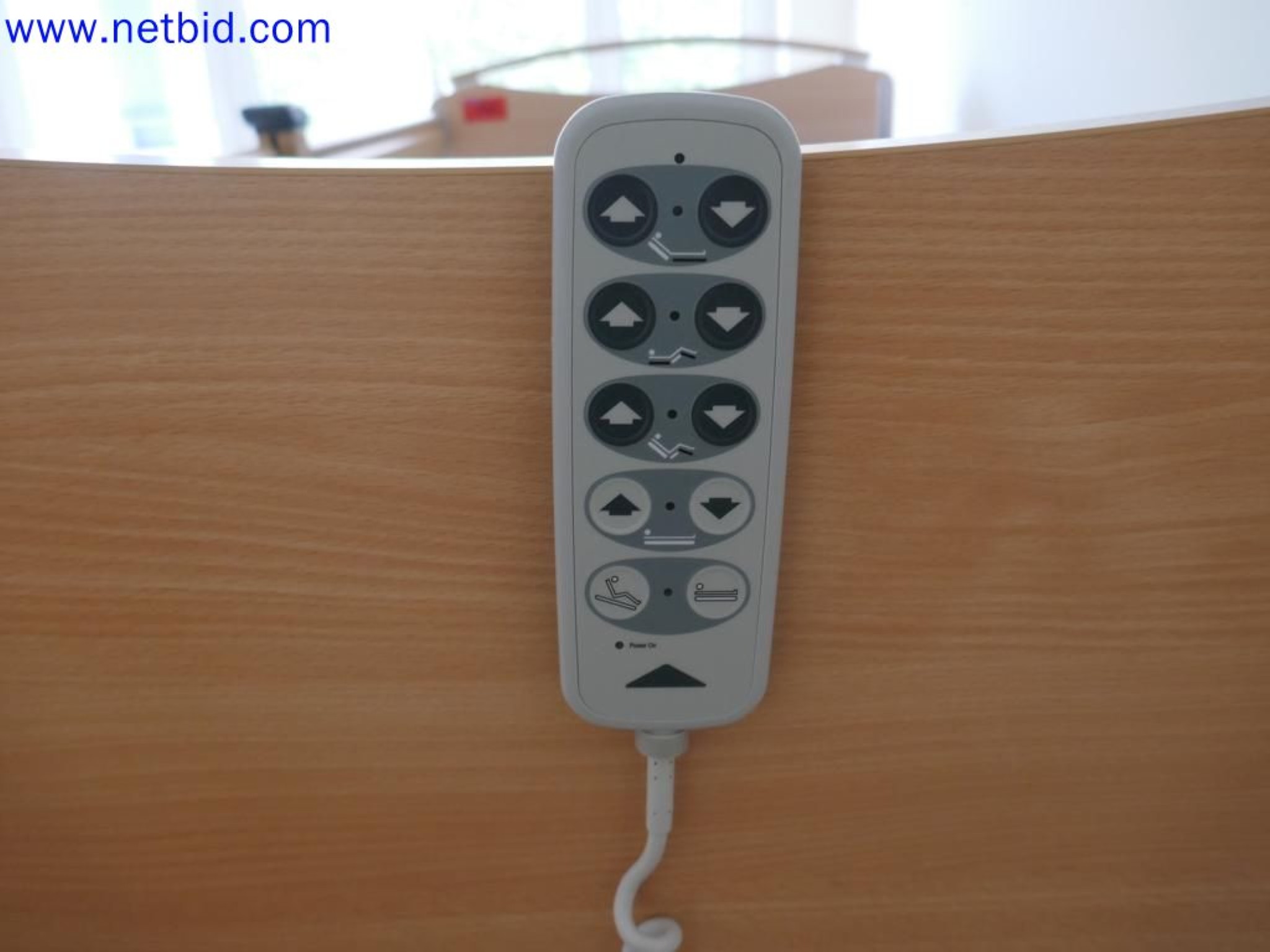 Medyczne urządzenia techniczne, wyposażenie i meble szpitalne-6