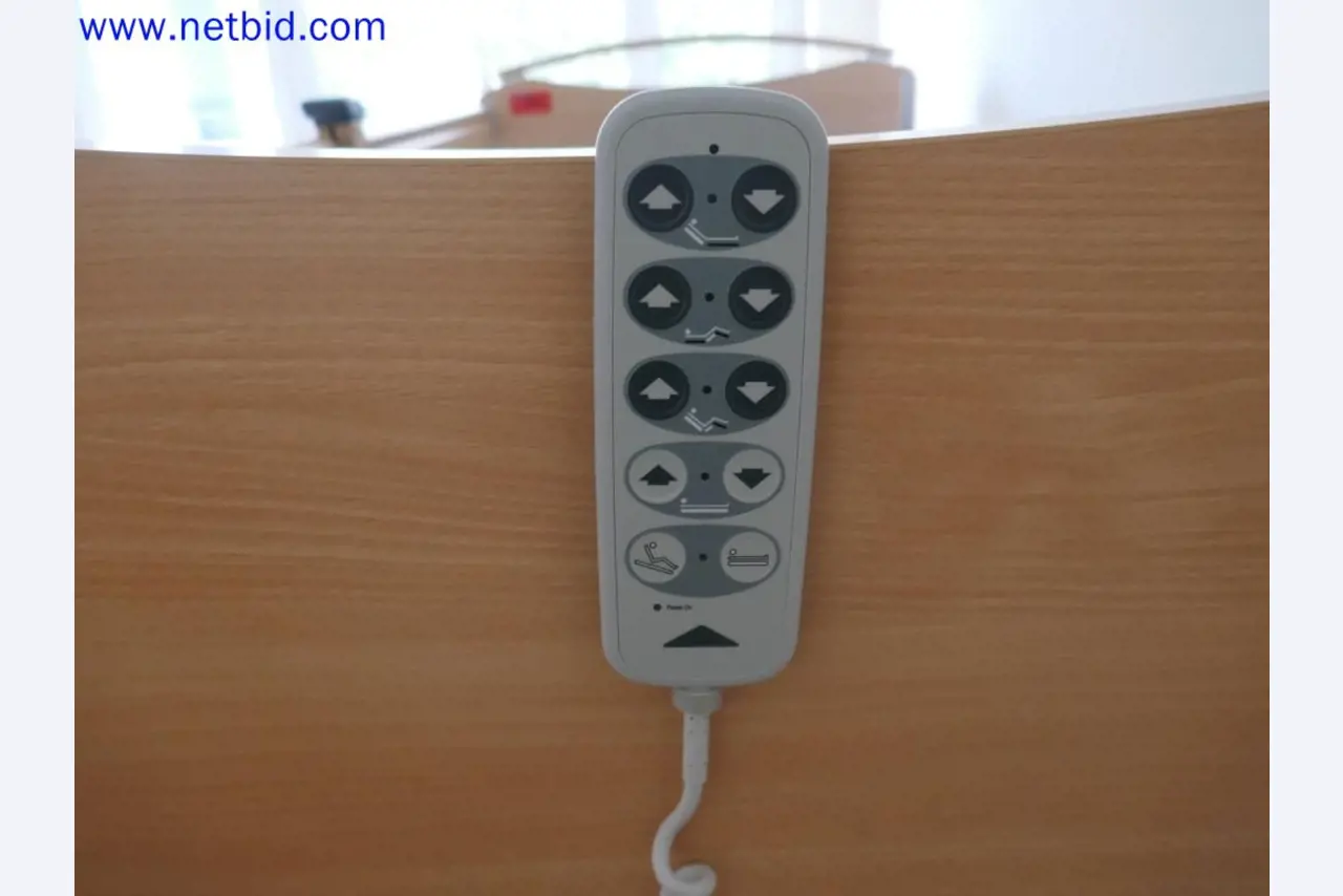 Medyczne urządzenia techniczne, wyposażenie i meble szpitalne-6