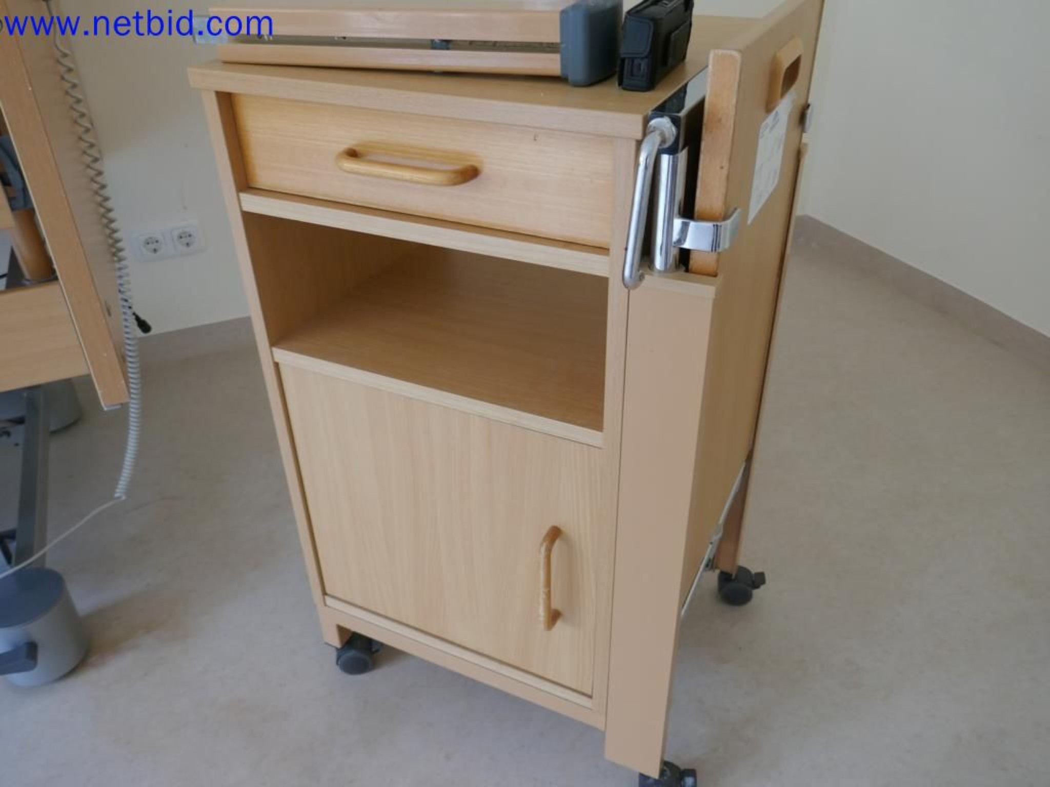 Medyczne urządzenia techniczne, wyposażenie i meble szpitalne-7