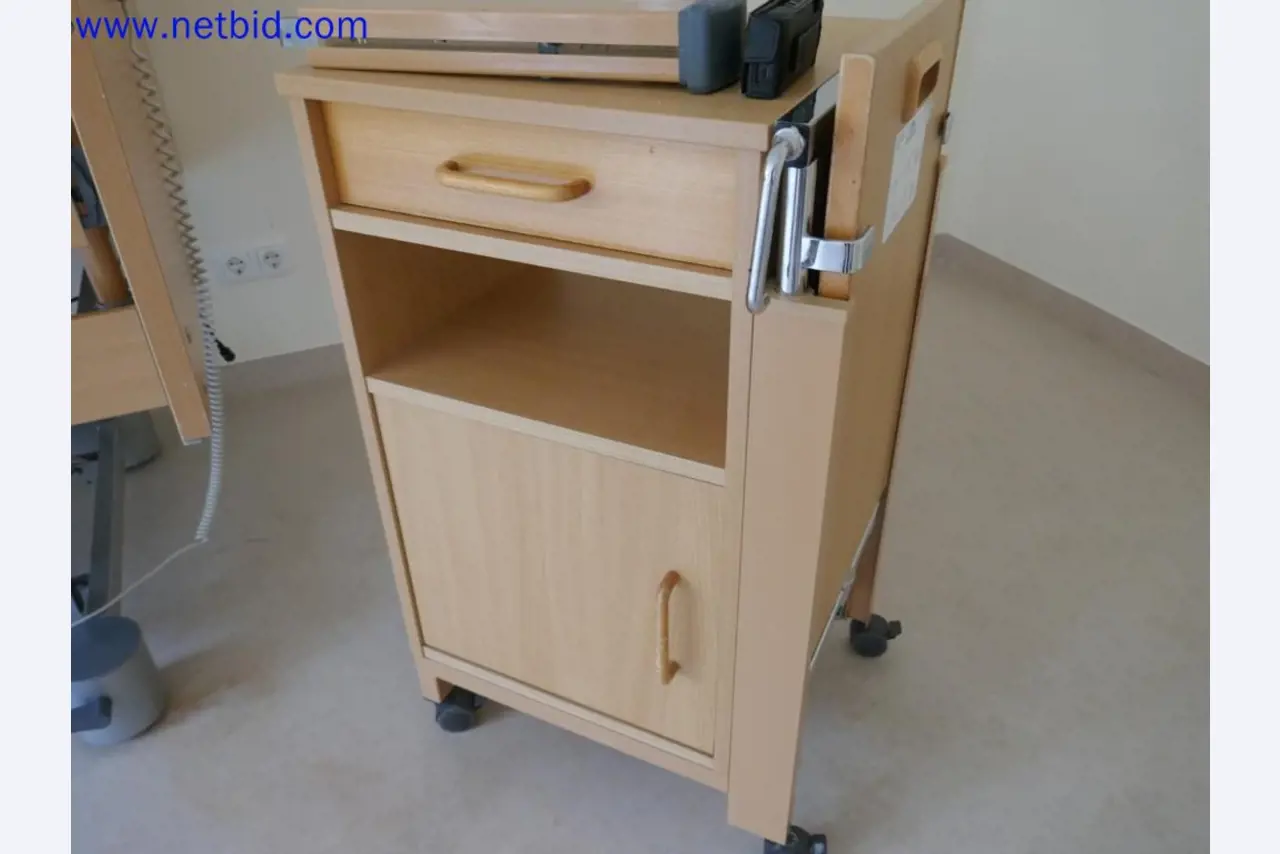 Medyczne urządzenia techniczne, wyposażenie i meble szpitalne-7