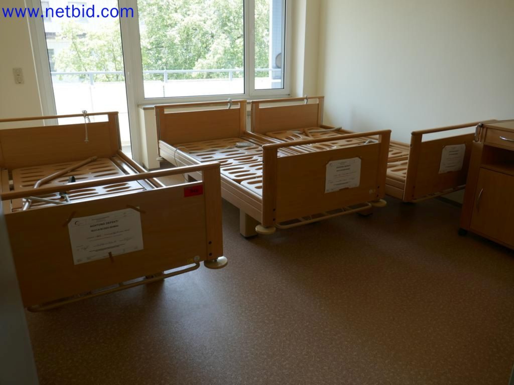 Medyczne urządzenia techniczne, wyposażenie i meble szpitalne-1