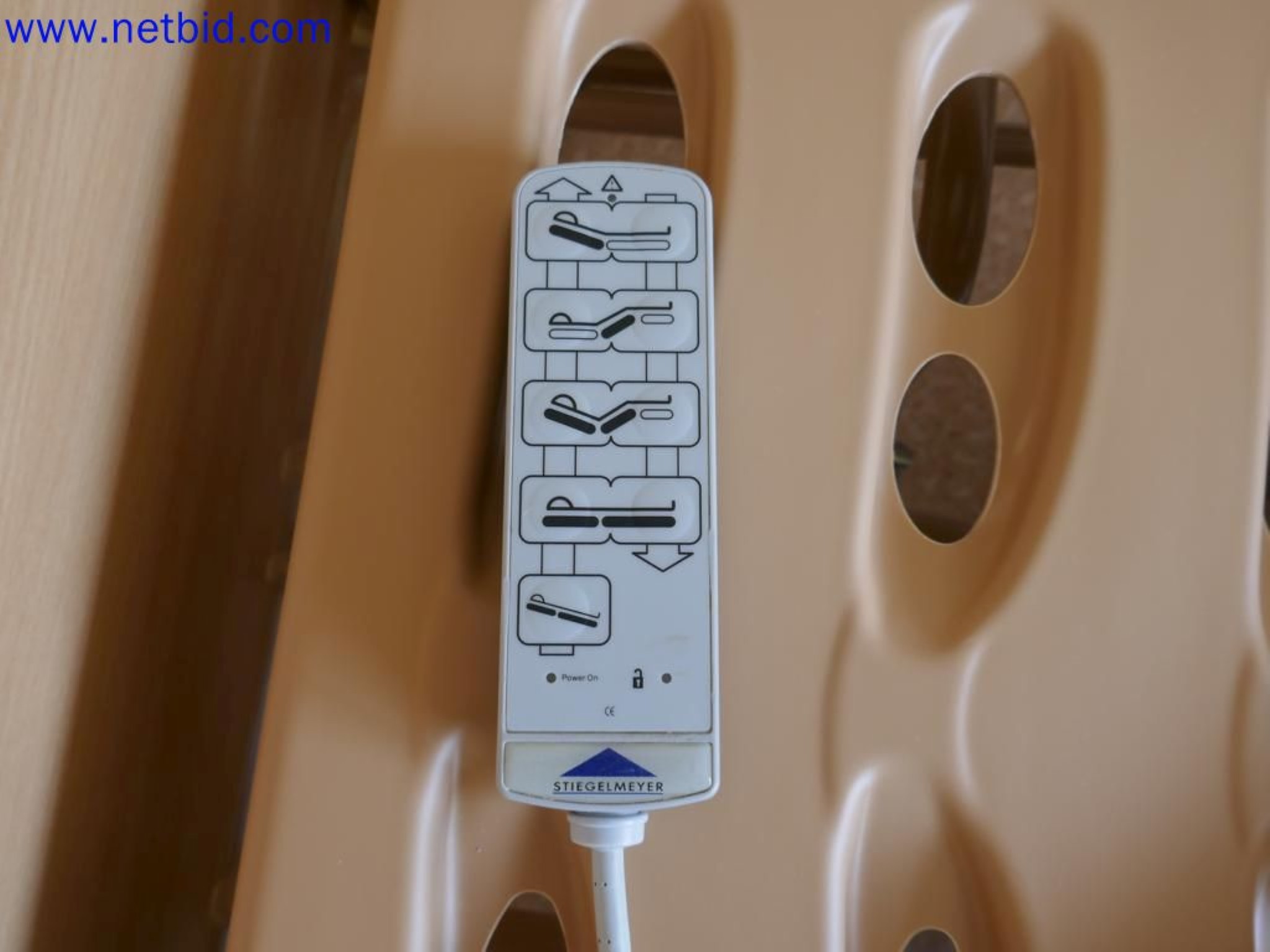 Medyczne urządzenia techniczne, wyposażenie i meble szpitalne-2