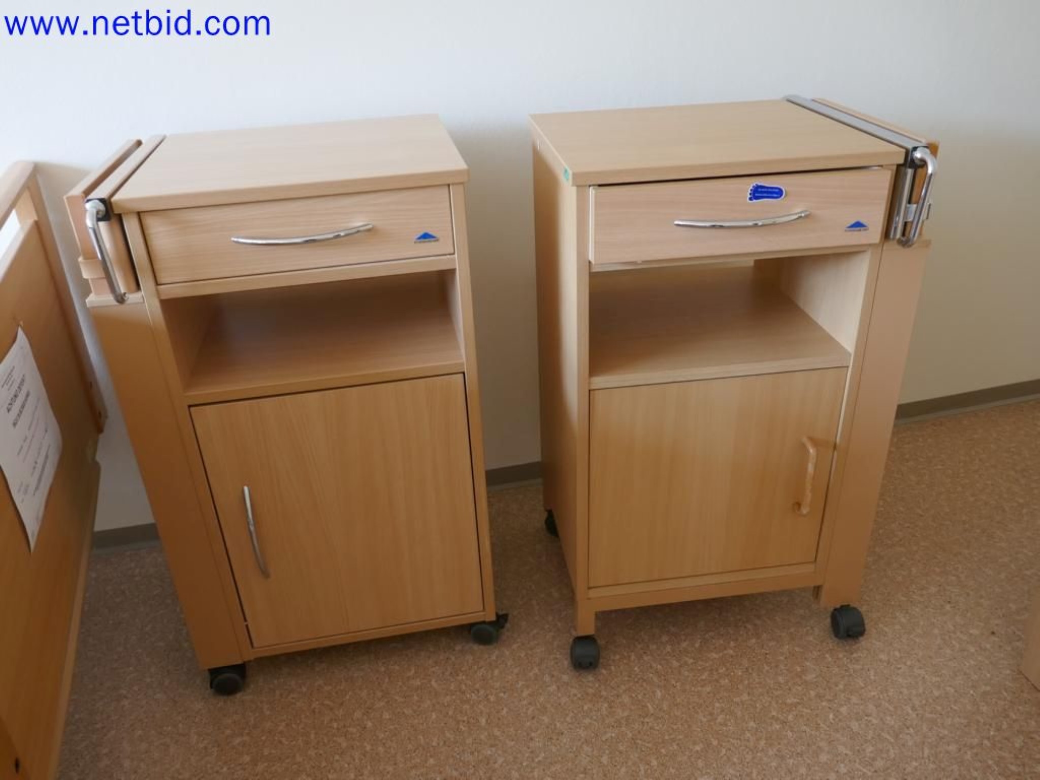 Medyczne urządzenia techniczne, wyposażenie i meble szpitalne-4