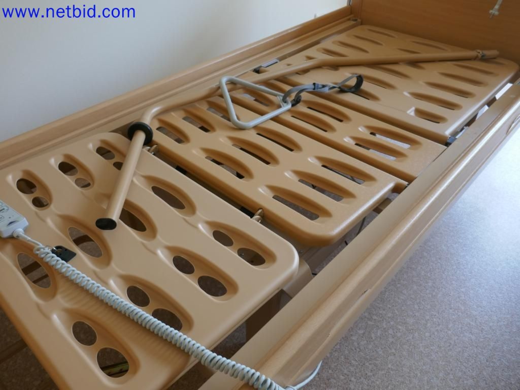 Medyczne urządzenia techniczne, wyposażenie i meble szpitalne-5