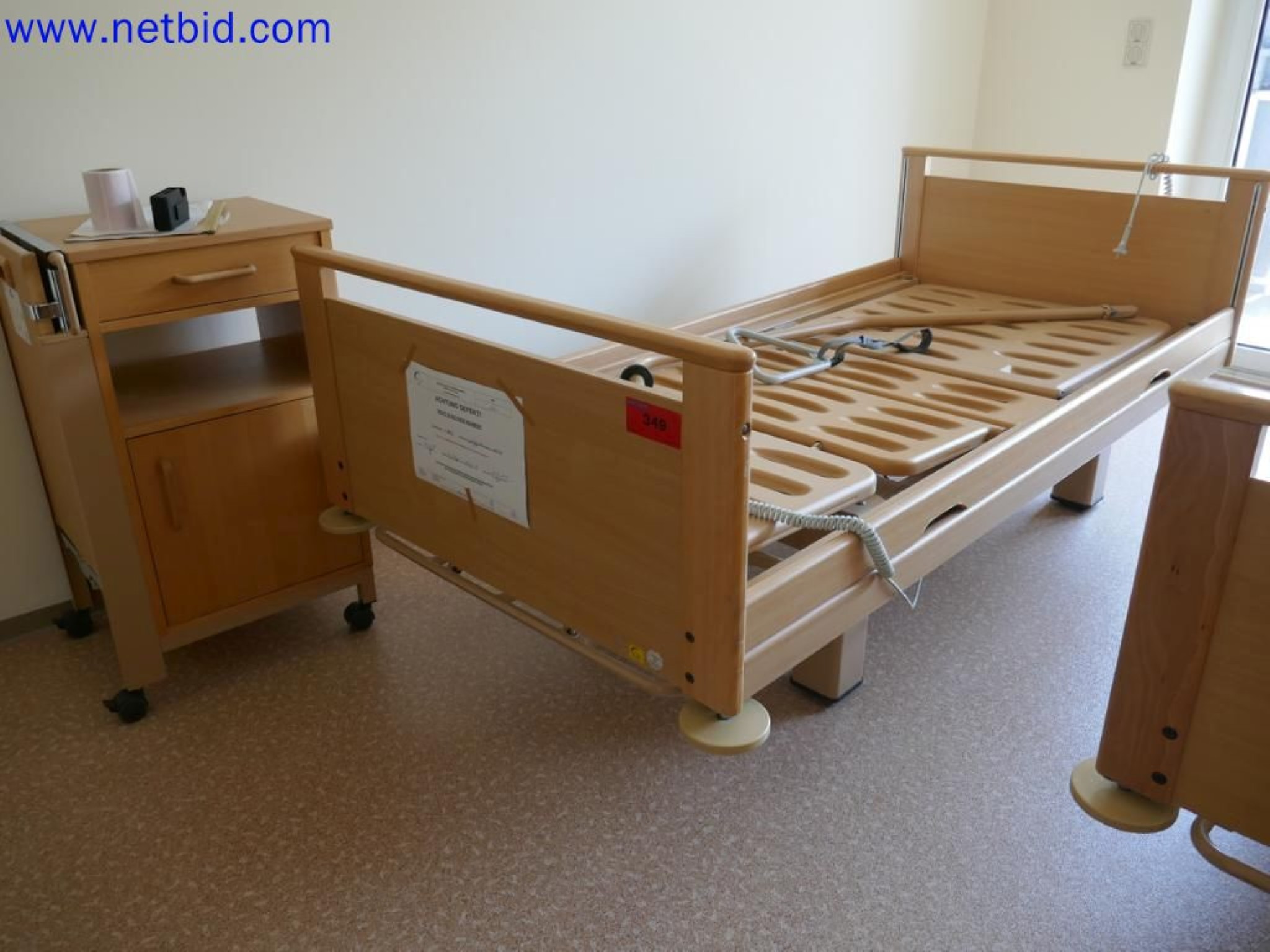 Medyczne urządzenia techniczne, wyposażenie i meble szpitalne-6