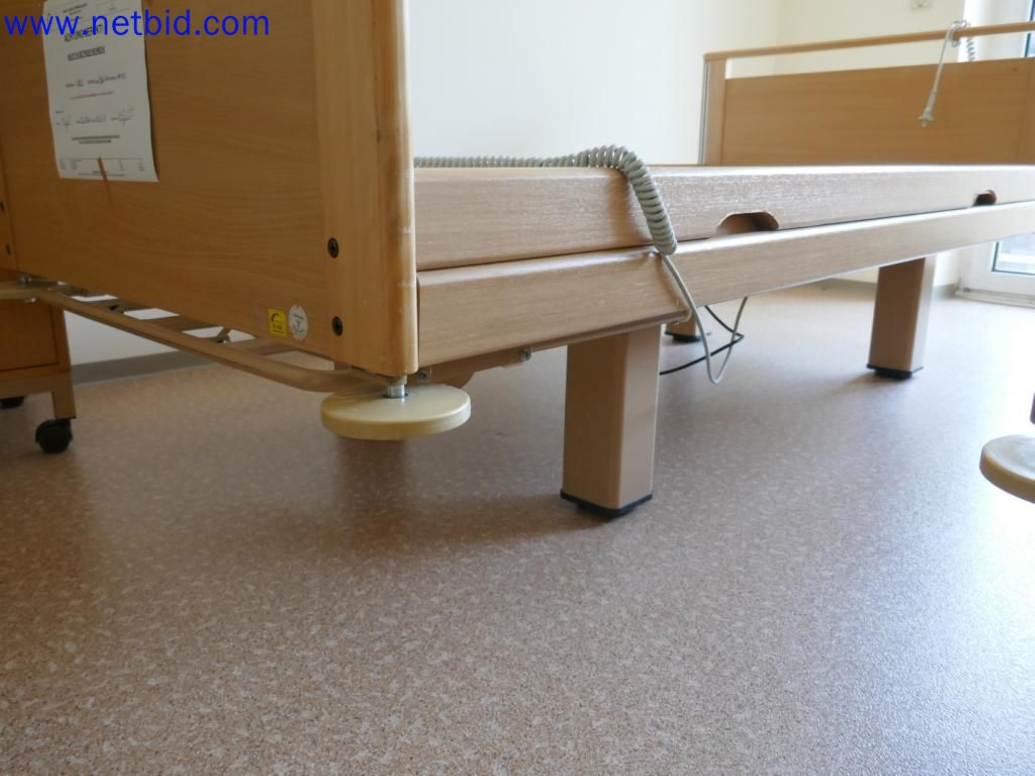 Medyczne urządzenia techniczne, wyposażenie i meble szpitalne-7