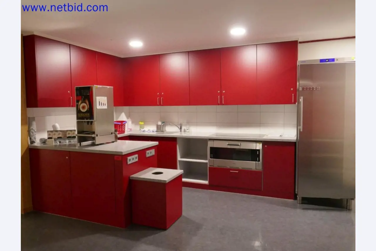 Medyczne urządzenia techniczne, wyposażenie i meble szpitalne-1