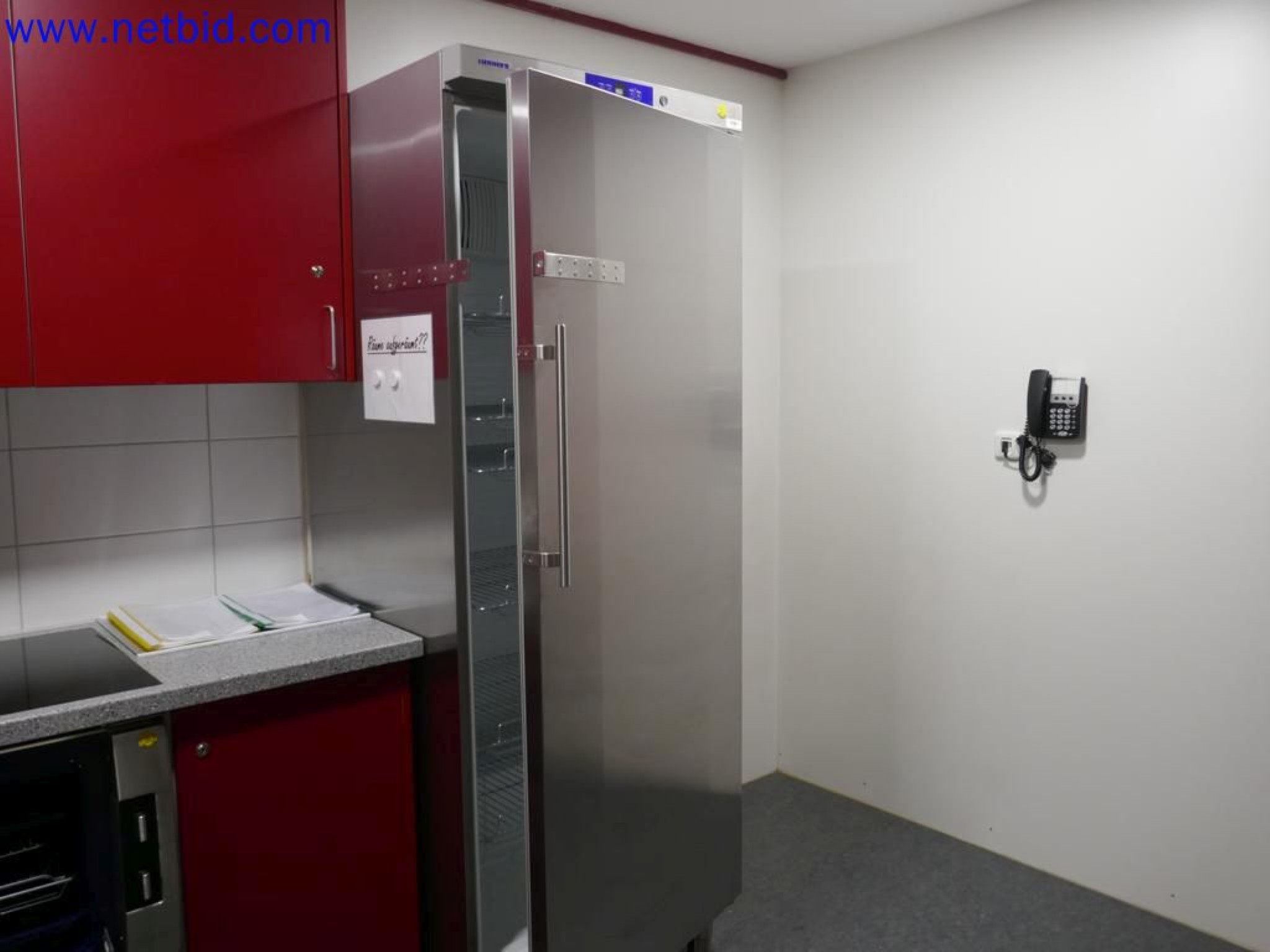 Medyczne urządzenia techniczne, wyposażenie i meble szpitalne-7