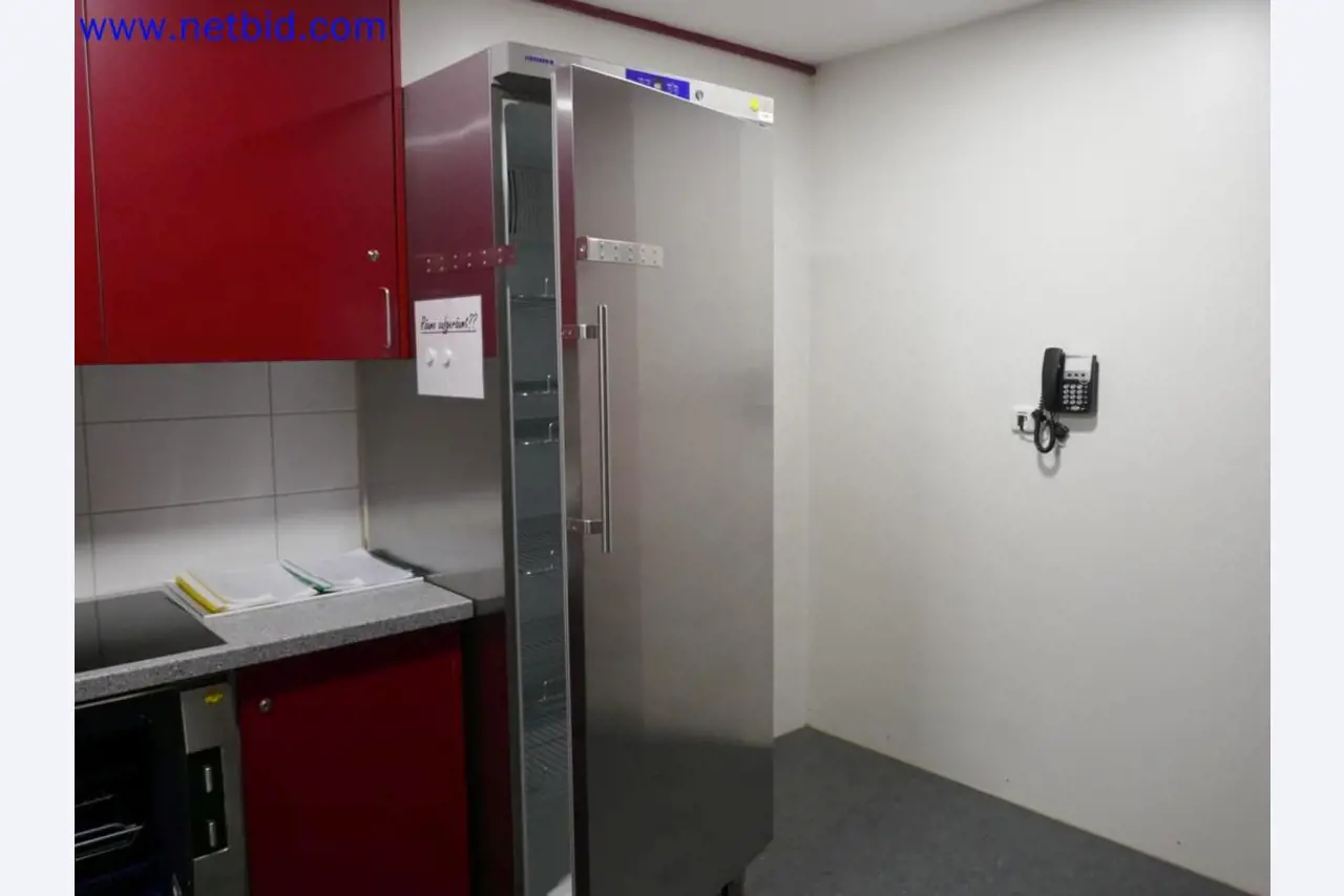 Medyczne urządzenia techniczne, wyposażenie i meble szpitalne-7