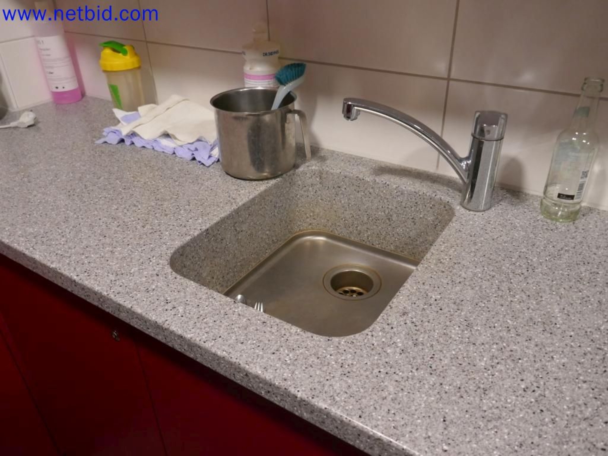 Medyczne urządzenia techniczne, wyposażenie i meble szpitalne-8