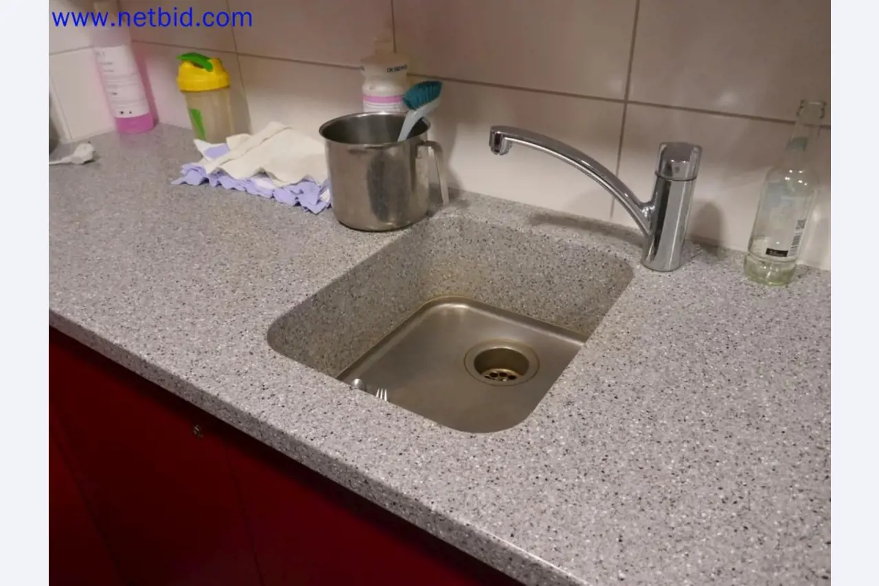 Medyczne urządzenia techniczne, wyposażenie i meble szpitalne-8