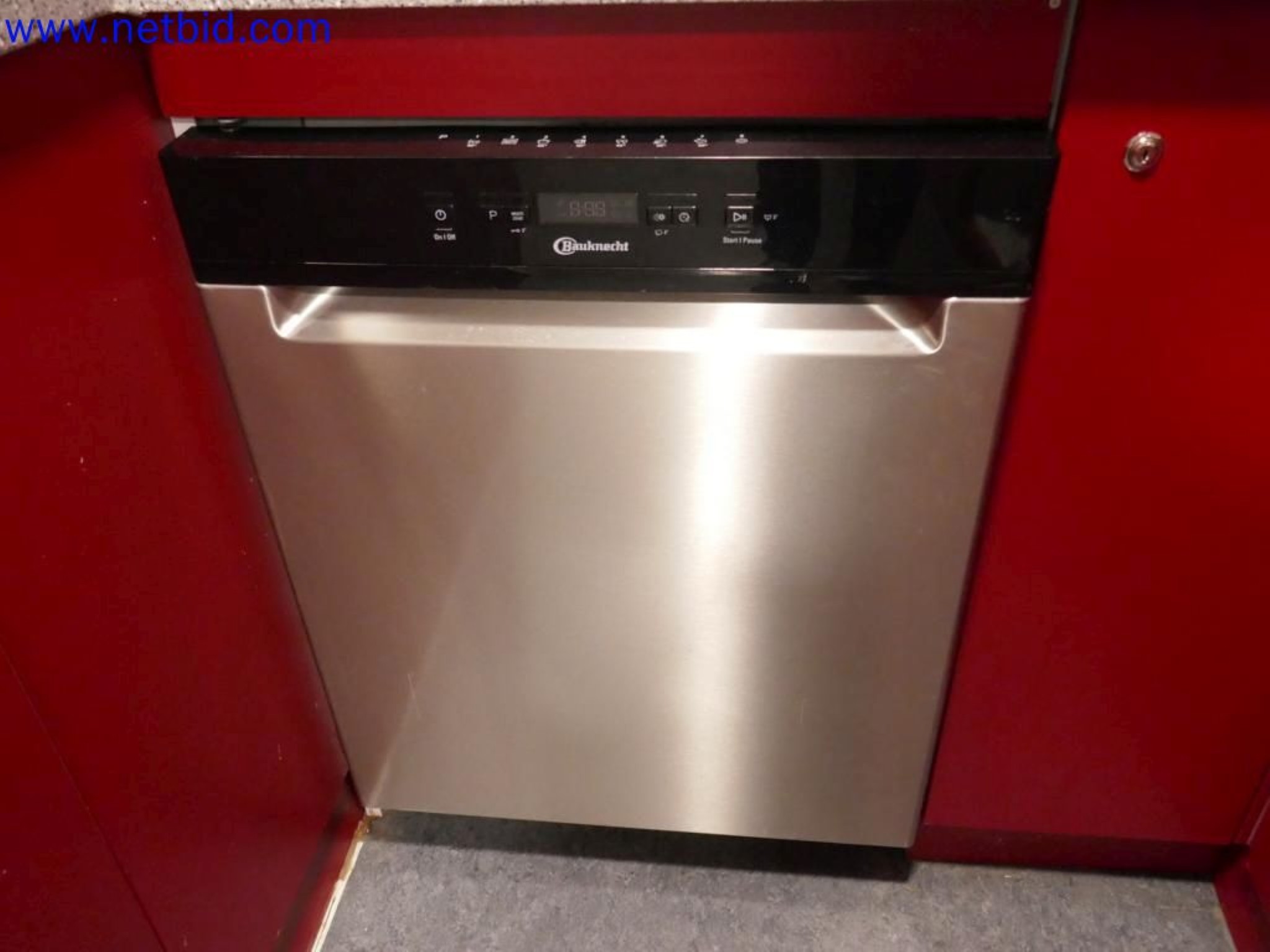 Medyczne urządzenia techniczne, wyposażenie i meble szpitalne-9