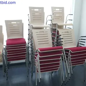 ca. 150 Krzesła sztaplowane