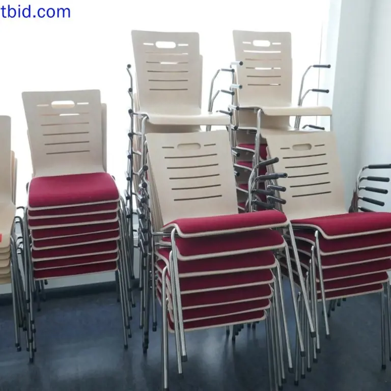 ca. 150 Krzesła sztaplowane