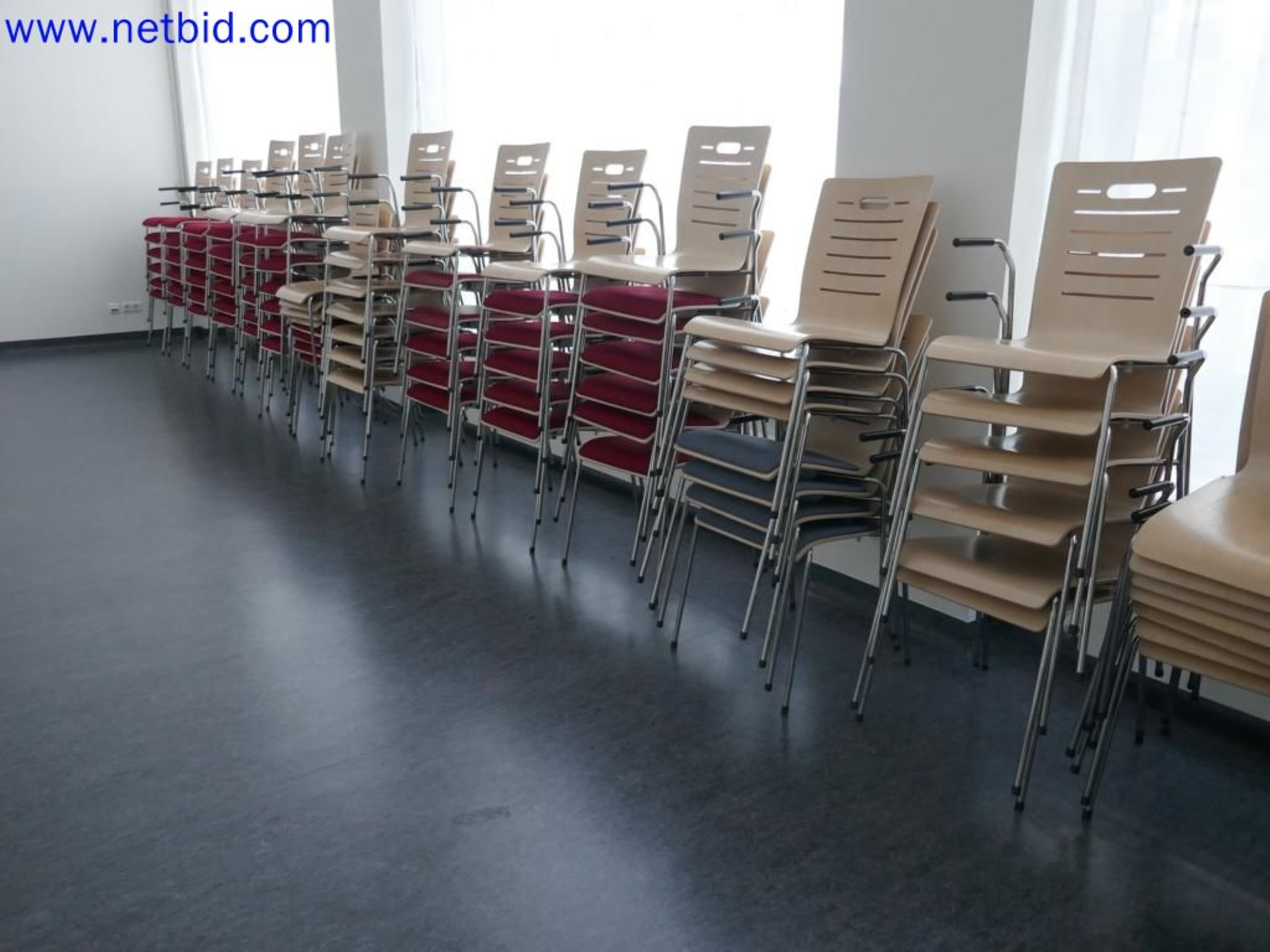 Medyczne urządzenia techniczne, wyposażenie i meble szpitalne-3