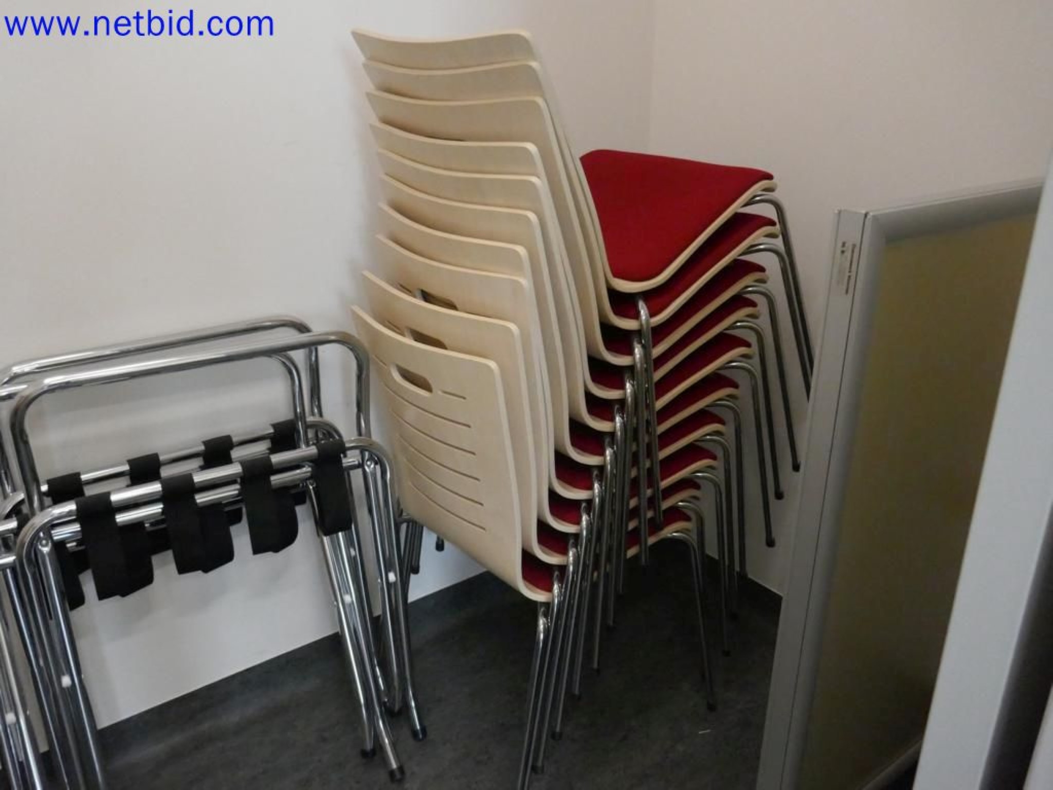 Medyczne urządzenia techniczne, wyposażenie i meble szpitalne-6