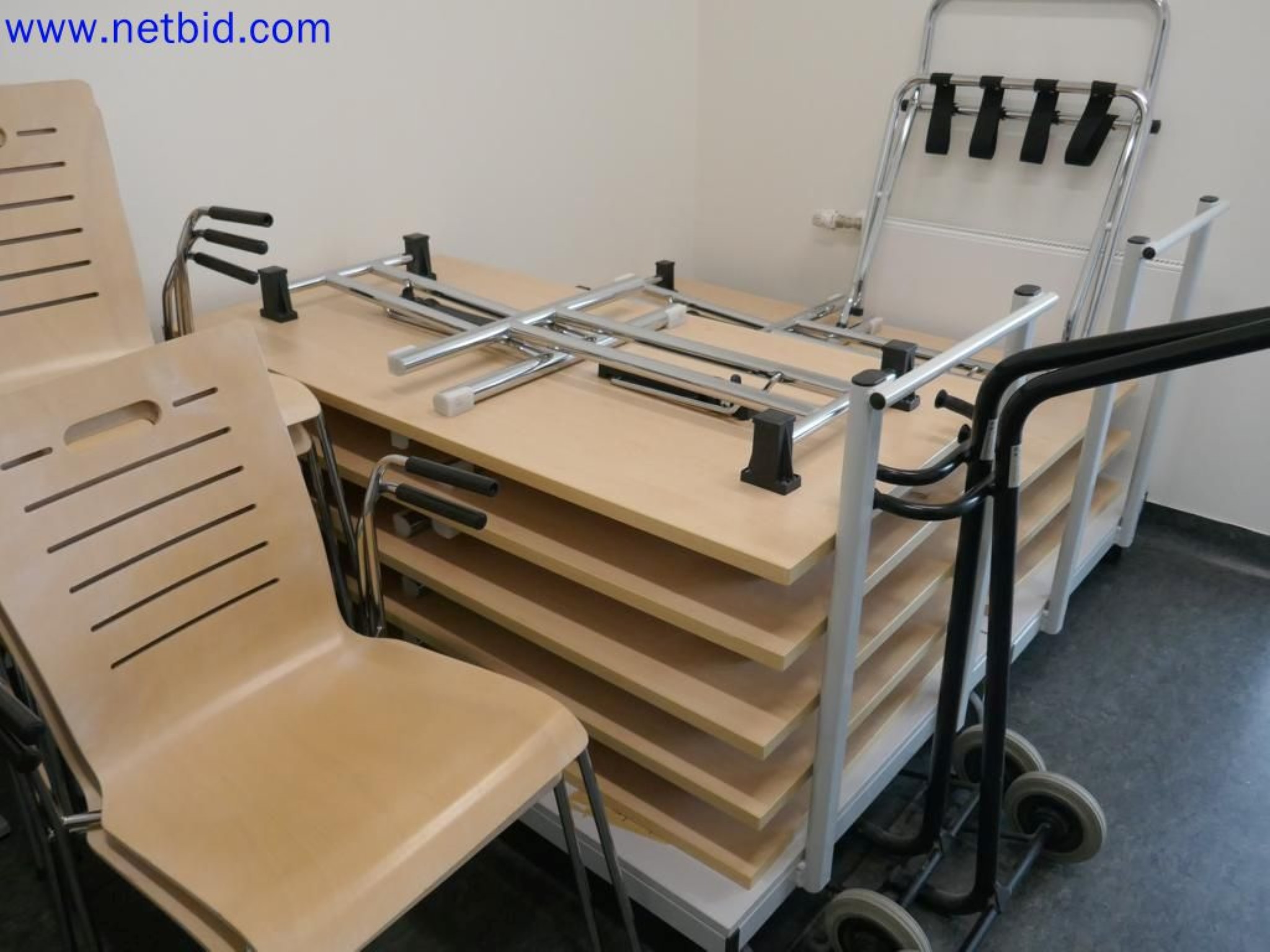 Medyczne urządzenia techniczne, wyposażenie i meble szpitalne-7