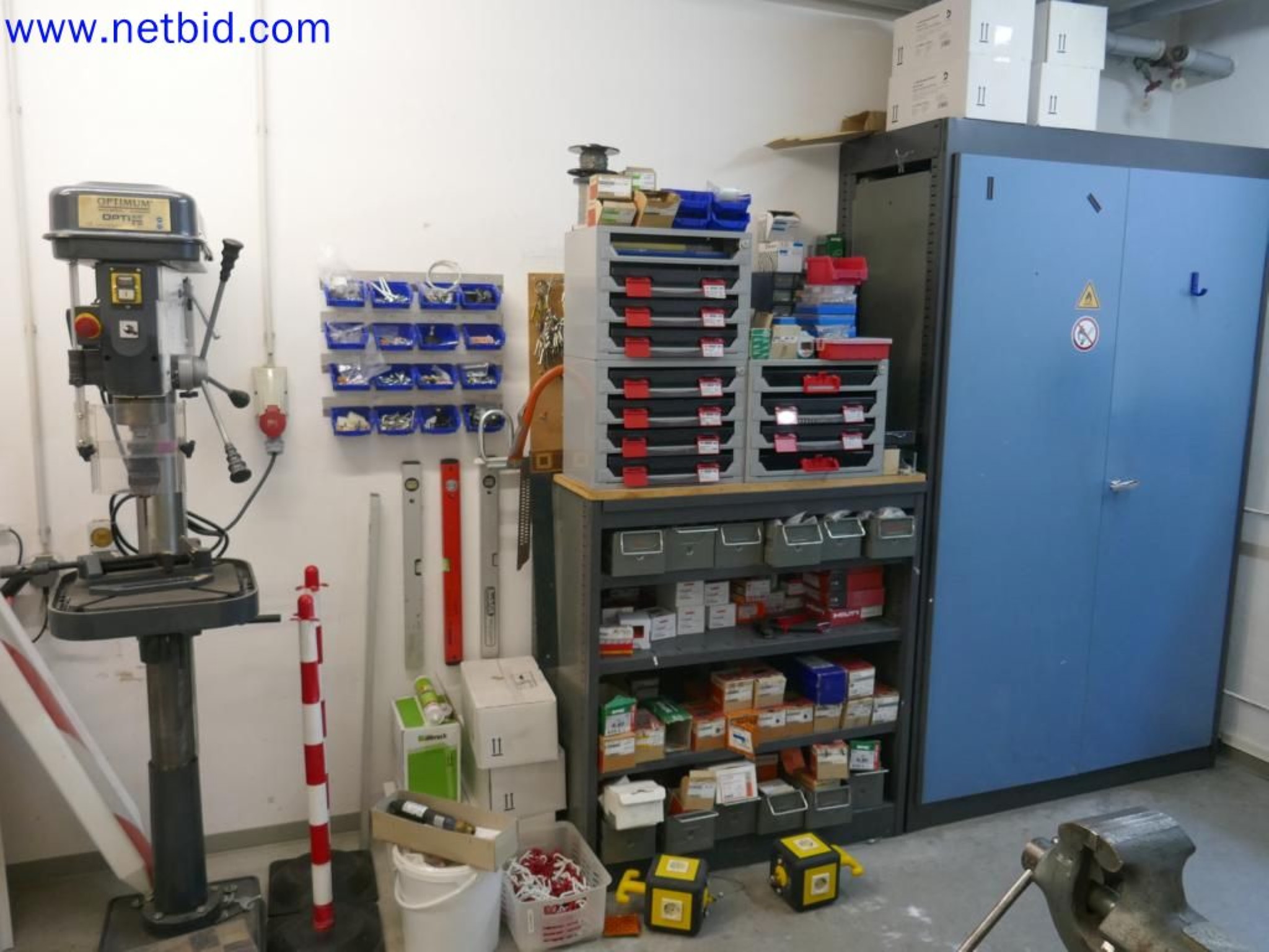 Medyczne urządzenia techniczne, wyposażenie i meble szpitalne-1