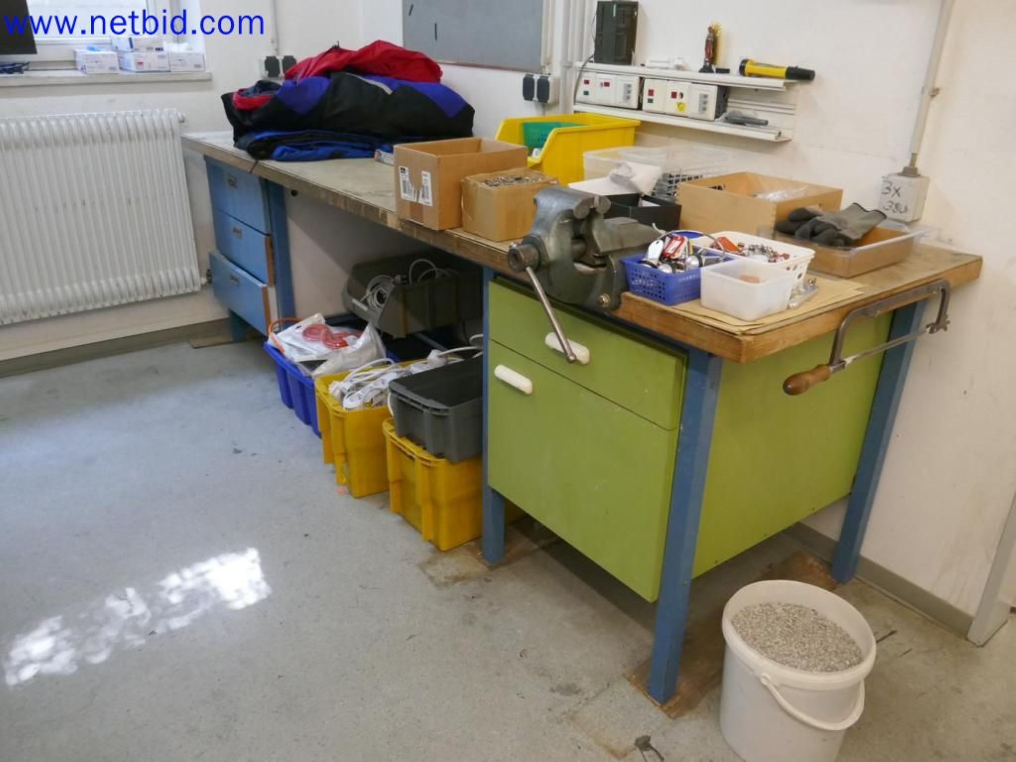 Medyczne urządzenia techniczne, wyposażenie i meble szpitalne-3