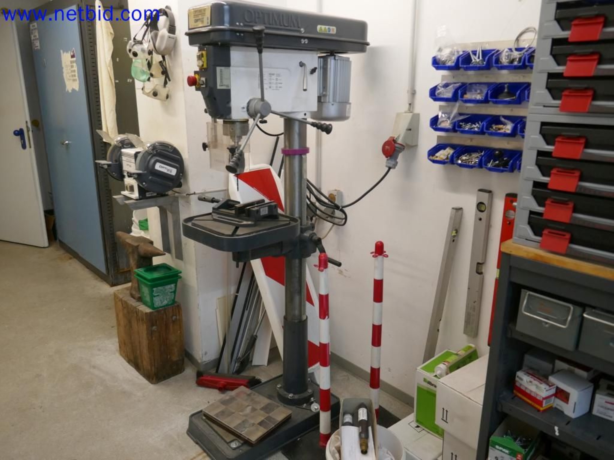 Medyczne urządzenia techniczne, wyposażenie i meble szpitalne-5