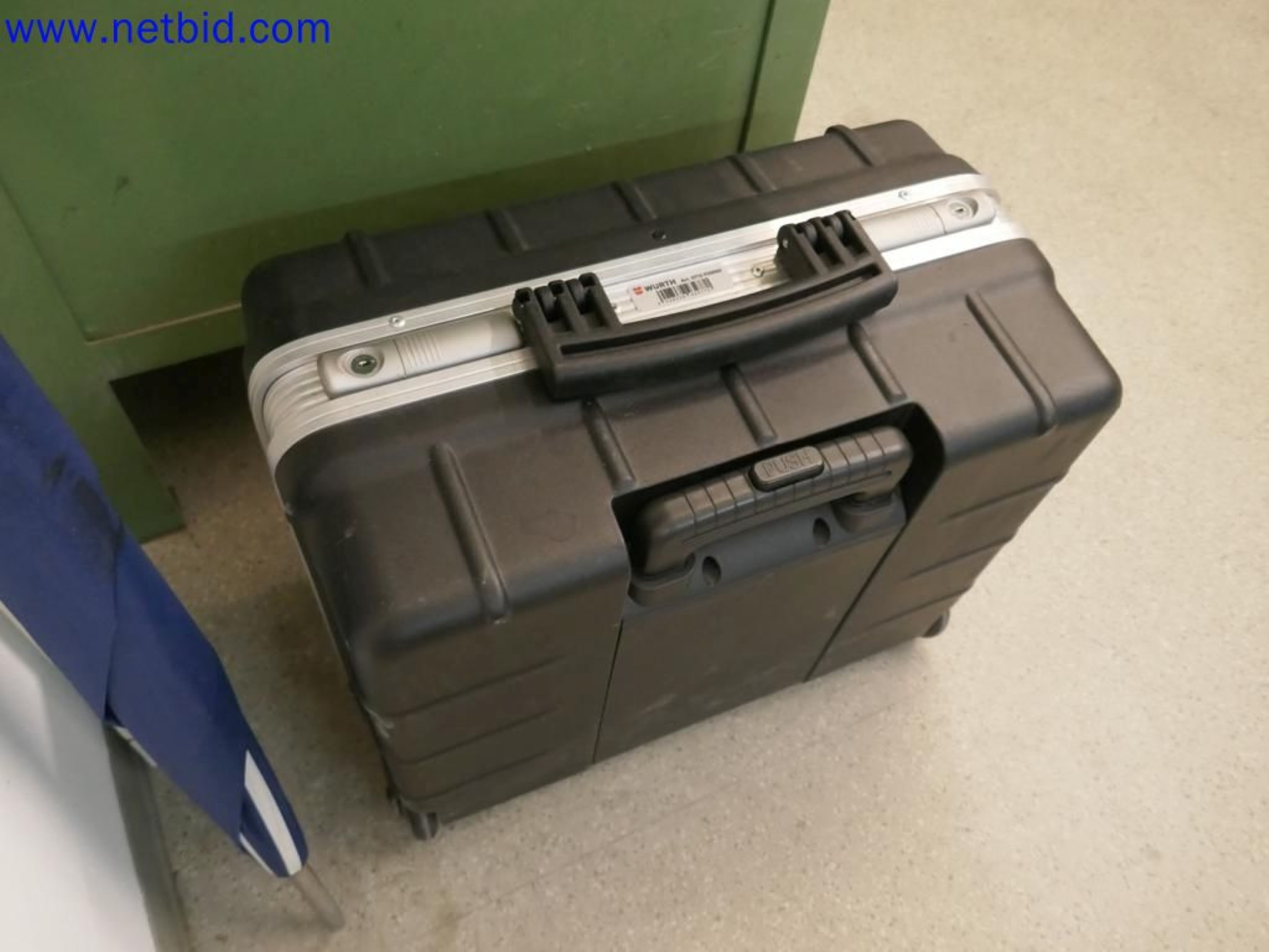 Medyczne urządzenia techniczne, wyposażenie i meble szpitalne-7