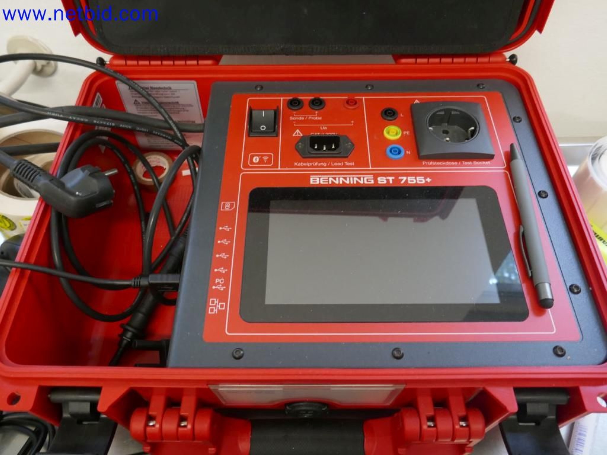 Medyczne urządzenia techniczne, wyposażenie i meble szpitalne-9