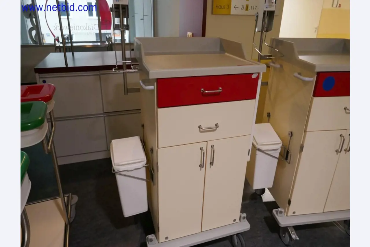 Medizinisch technische Geräte, Einrichtung und Mobiliar eines Krankenhauses-1