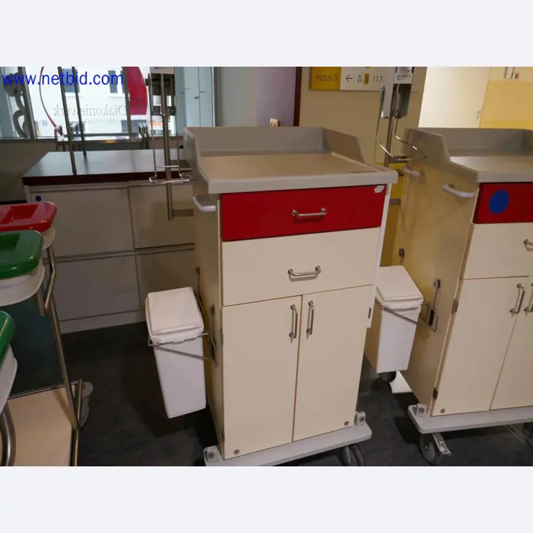 Medizinisch technische Geräte, Einrichtung und Mobiliar eines Krankenhauses-1