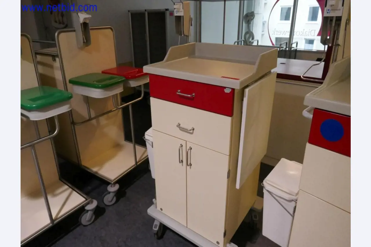 Medizinisch technische Geräte, Einrichtung und Mobiliar eines Krankenhauses-2