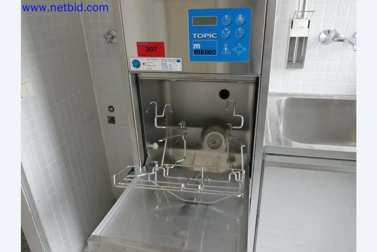 Medizinisch technische Geräte, Einrichtung und Mobiliar eines Krankenhauses-3