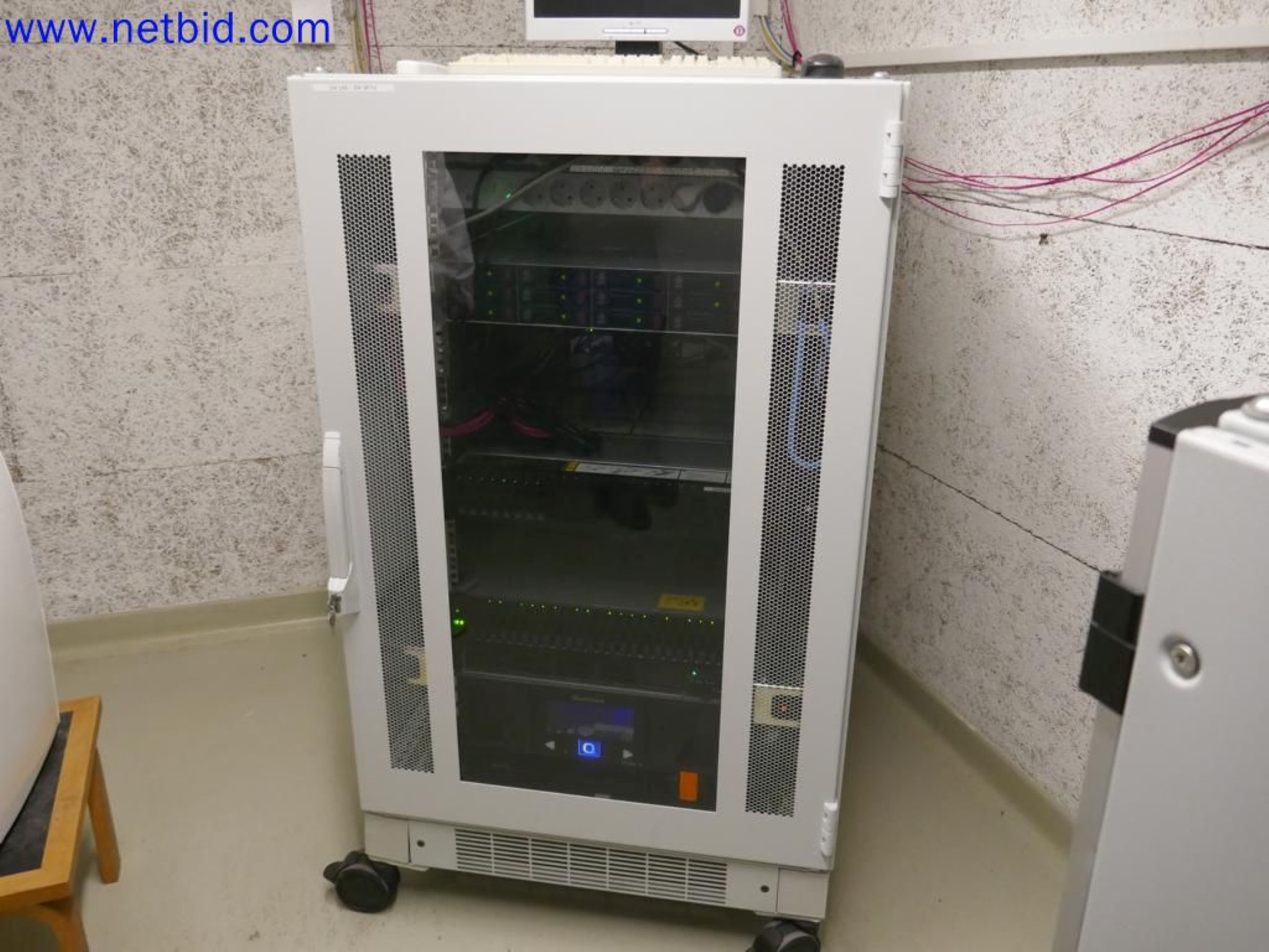 Medyczne urządzenia techniczne, wyposażenie i meble szpitalne-1