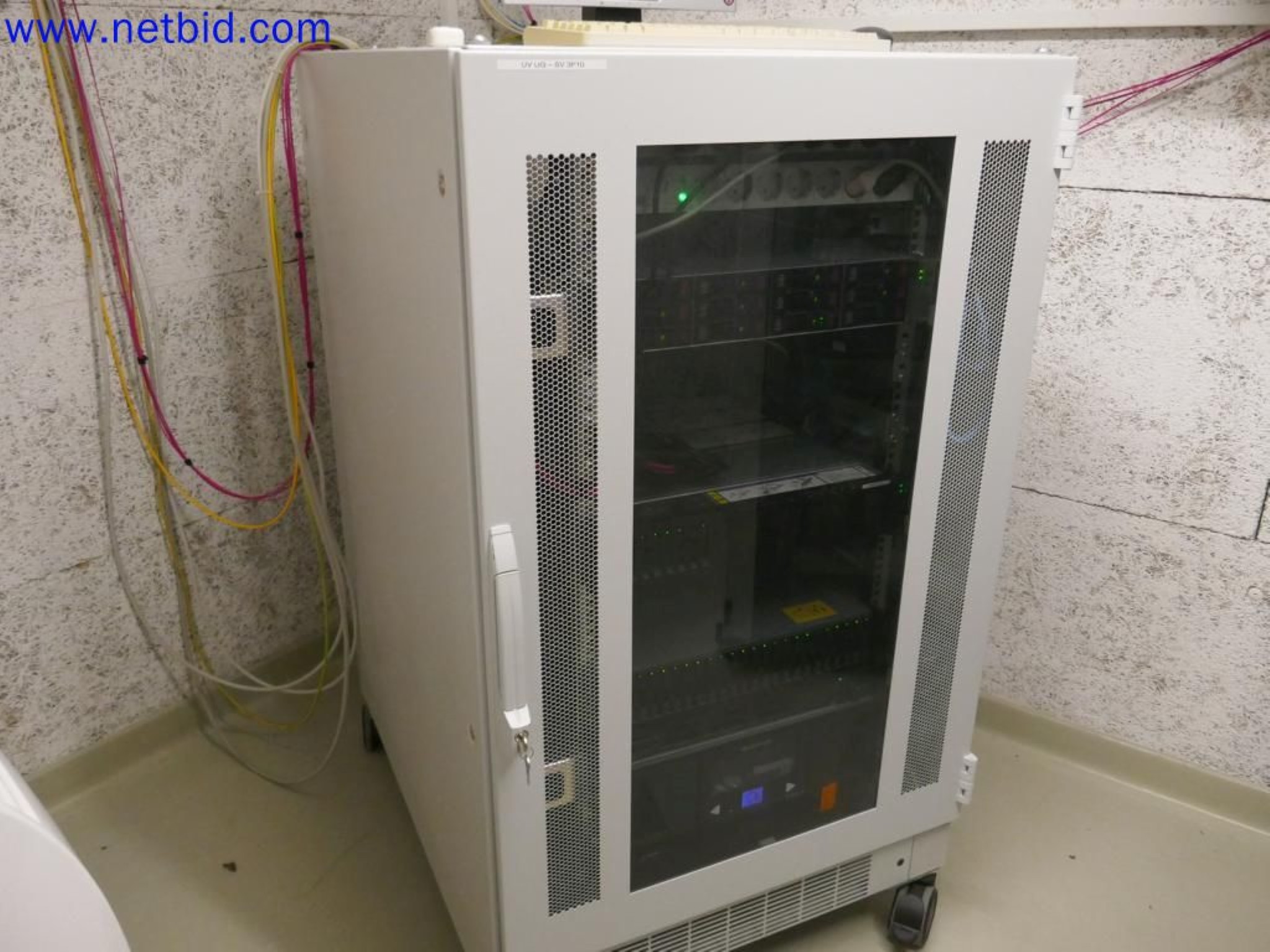 Medyczne urządzenia techniczne, wyposażenie i meble szpitalne-4