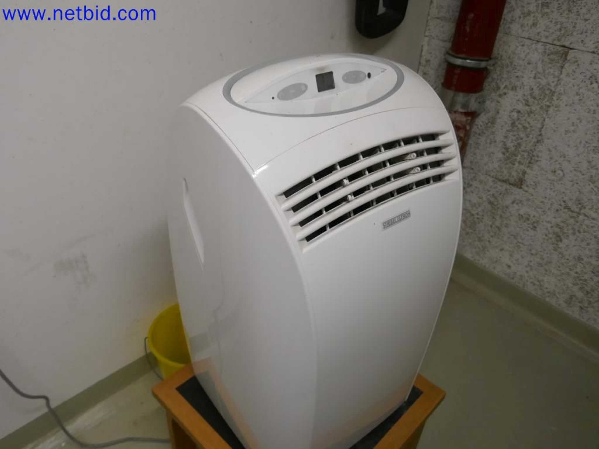 Medyczne urządzenia techniczne, wyposażenie i meble szpitalne-8