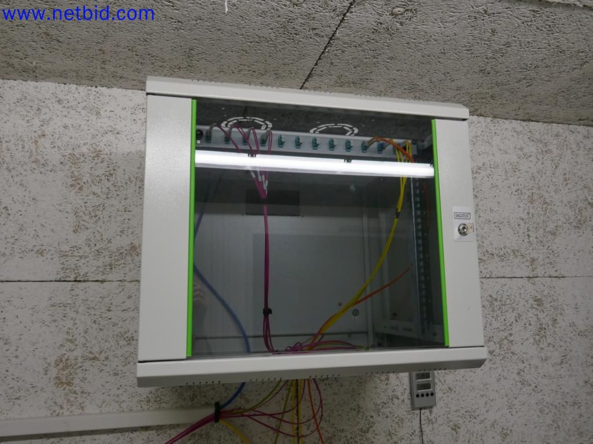 Medyczne urządzenia techniczne, wyposażenie i meble szpitalne-9