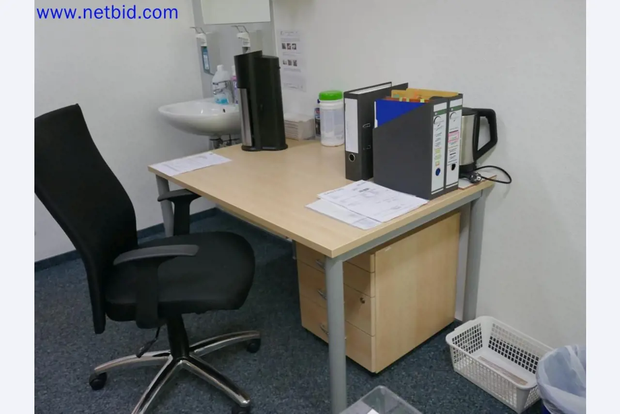 Dispositivos técnicos médicos, equipos y mobiliario de un hospital-3